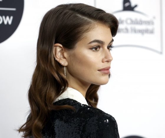 Воплощение женственности: Кайя Гербер показывает, как создать идеальный образ для культурного мероприятия