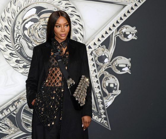 В прозрачной блузе и с сумкой с массивными камнями: блестящее появление Наоми Кэмпбелл на показе