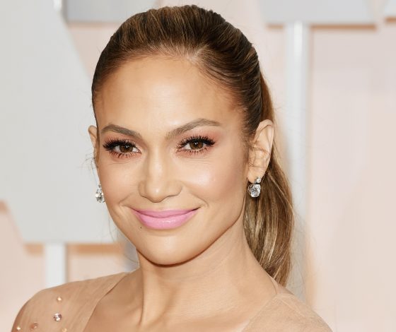 Стилист по волосам Дженнифер Лопес показал, как сделать конский хвост в два раза объемнее