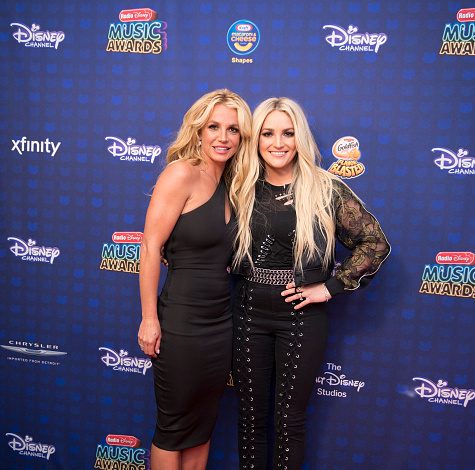 «Ты зарабатываешь деньги благодаря мне»: Бритни Спирс публично оскорбила свою младшую сестру