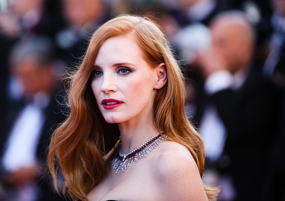 Джессика Честейн вышла в свет в платье с особенным декольте