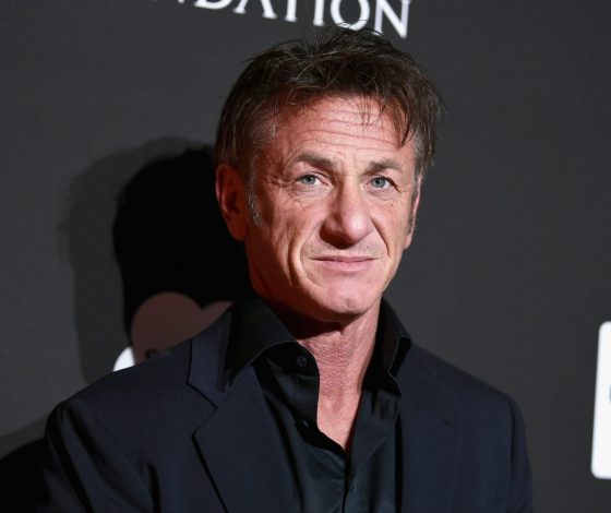 После слухов о романе: Шона Пенна засняли с другой актрисой на пляже