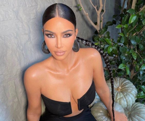 Ким Кардашьян позирует в очень маленьком бикини для своего бренда