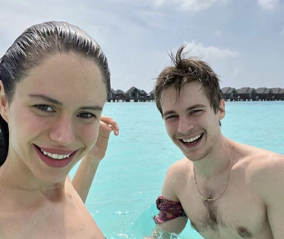 На заснеженных курортах и лазурных берегах: как знаменитости проводят новогодние каникулы