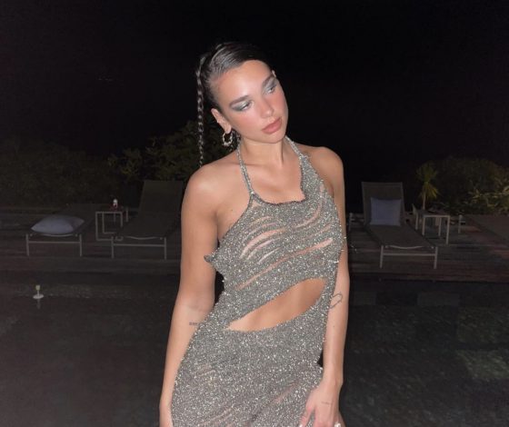 Свобода во всем: Дуа Липа носит рваное платье и выглядит прекрасно