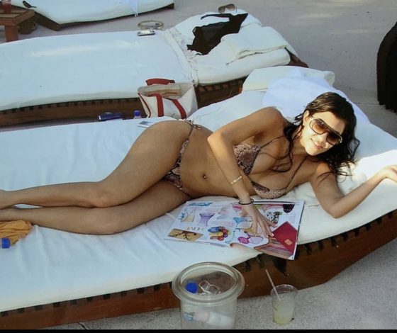 «Прошло 17 лет, а ты такая же»: пользователи в восторге от фигуры Кортни Кардашьян