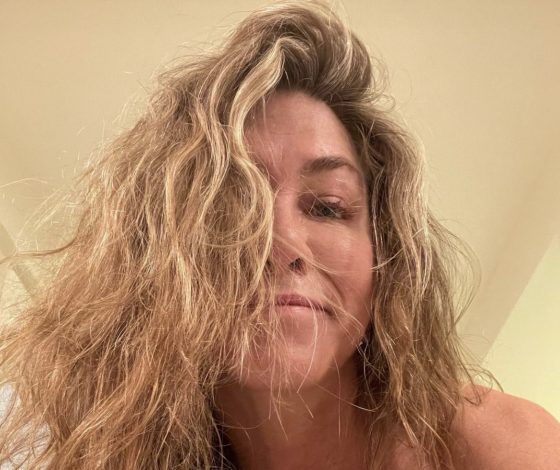 Без фильтров и макияжа: 52-летняя Дженнифер Энистон раскрыла секрет вечной молодости