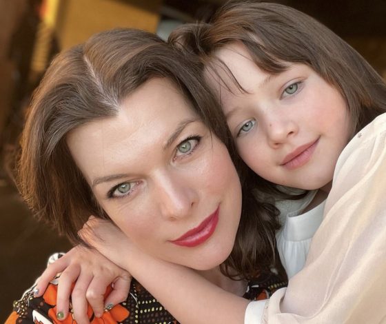 Невероятное сходство: Милла Йовович показала свою среднюю дочь