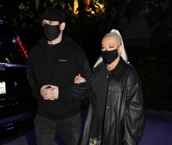 Трендовый кожаный плащ, каблуки и высокий хвост: идеальный образ для свидания от Кристины Агилеры