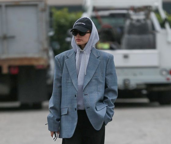 Оверсайз-пиджак и худи: Хейли Бибер поделилась стильным образом на каждый день