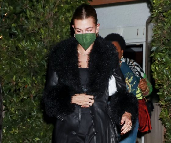 Кожаное пальто и туфли с острым мысом: Хейли Бибер демонстрирует идеальный образ для выходных