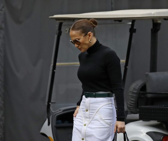 Главная звезда Голливуда: Дженнифер Лопес заметили на прогулке с дочерью в необычном для нее образе