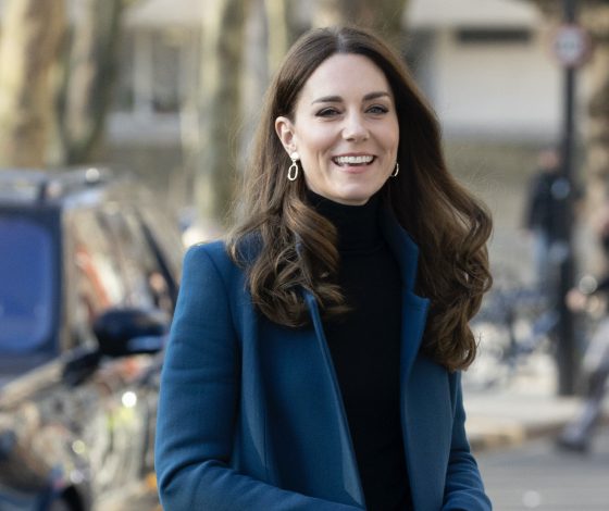 Редкий выход в одиночестве: Кейт Миддлтон посетила мероприятие в строгом платье и без принца Уильяма