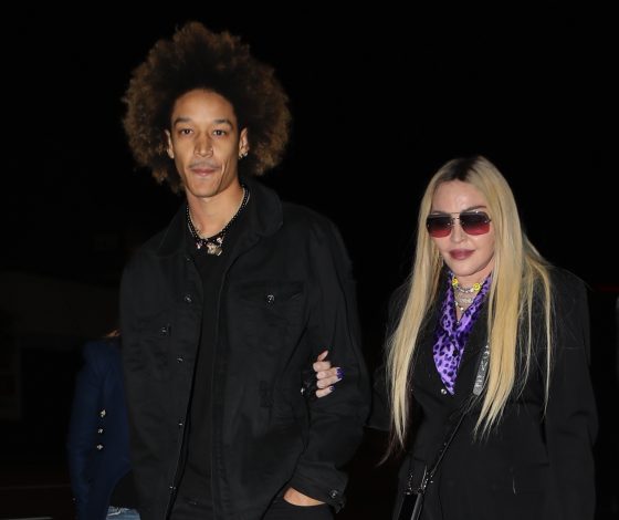 В атласном леопардовом костюме и черном пальто: редкий выход Мадонны с ее молодым парнем