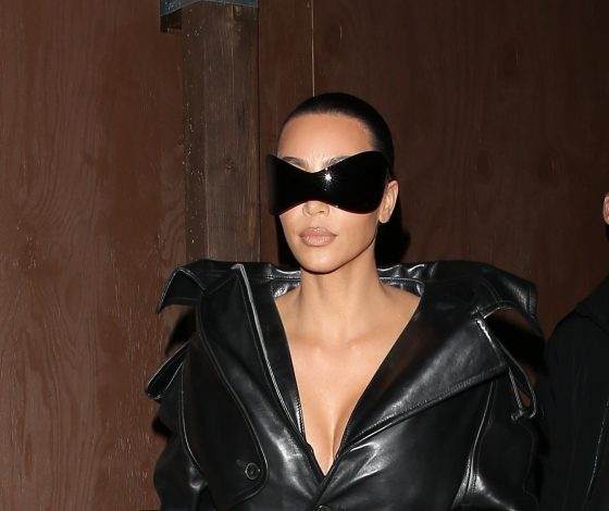 «Матрица» снова в моде: Ким Кардашьян вышла на ужин в длинном кожаном плаще и необычных солнцезащитных очках