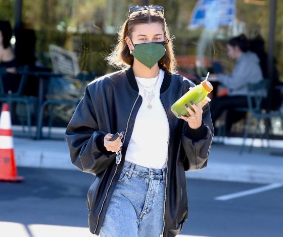 Гардероб звезды: где купить идеальные голубые джинсы, как у Хейли Бибер