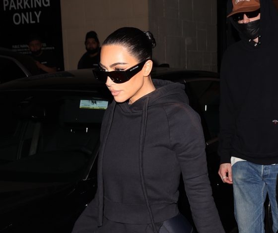 В удобных аутфитах на семейном ужине: как Ким Кардашьян и Пит Дэвидсон проводят время друг с другом