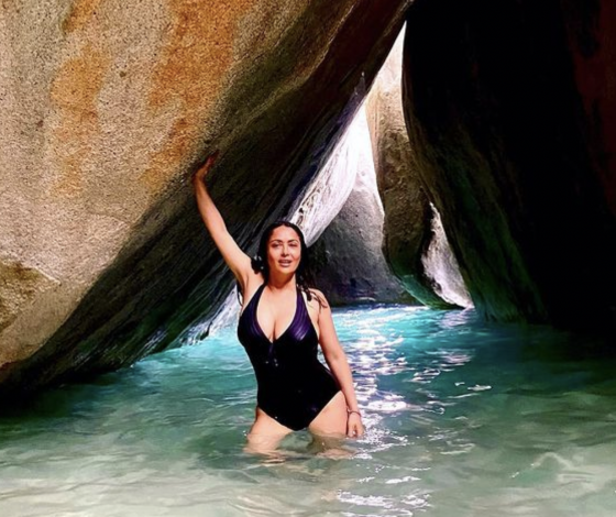 После критики фигуры: Сальма Хайек снялась в купальнике с глубоким декольте