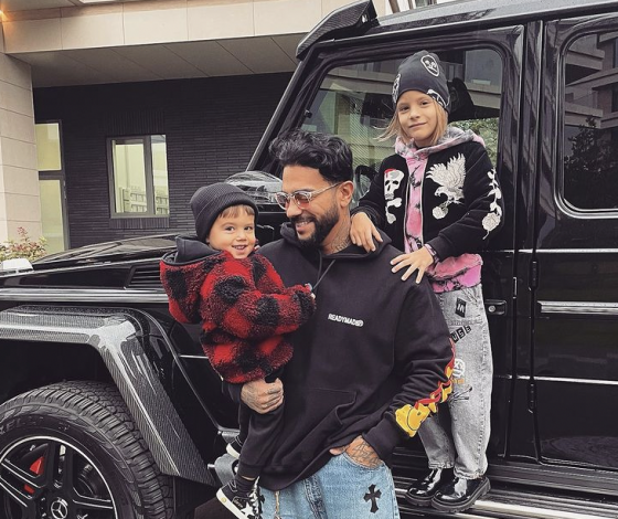 «Первый в жизни проезд»: Тимати вместе с детьми катается на серфе