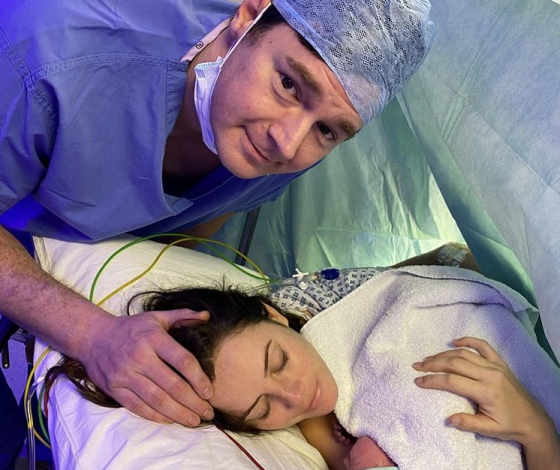 Звезда «Пиратов Карибского моря» Кая Скоделарио стала мамой во второй раз