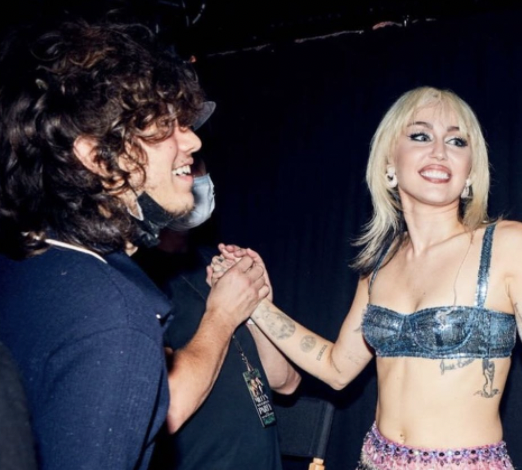 Рок-звезда, секс-символ и дизайнер: что известно о новом парне Майли Сайрус