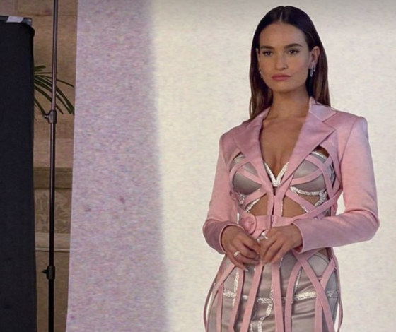 Лили Джеймс вышла в свет в «голом» бандажном платье