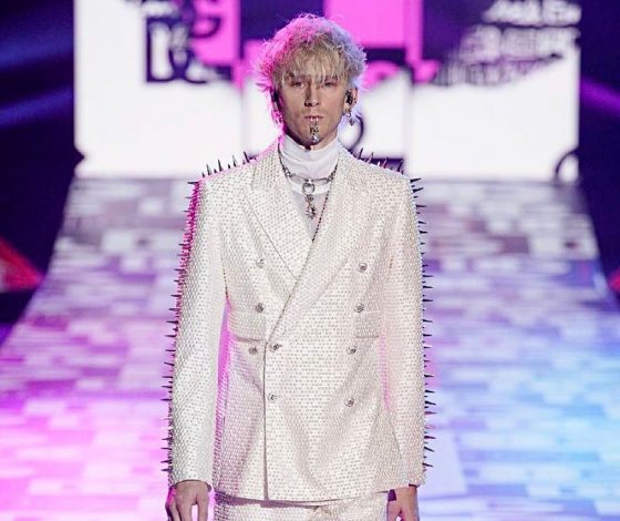 В белом костюме с шипами: Machine Gun Kelly на показе Dolce & Gabbana Fall 2022
