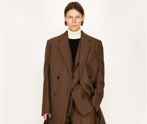 Коричневый пиджак, как в новой коллекции The Row – мастхэв гардероба: где найти стильные и бюджетные варианты