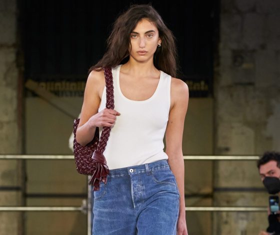 Возвращение майек-алкоголичек и бум на меховые туфли на показе дебютной коллекции Матье Блази для Bottega Veneta