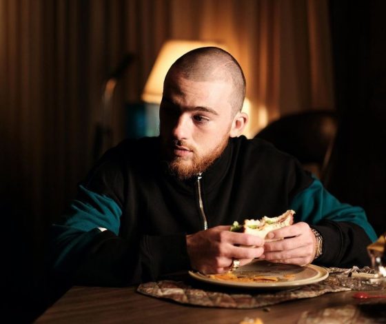 Почему актера «Эйфории» Ангуса Клауда обвиняют в изнасиловании и что произошло на самом деле