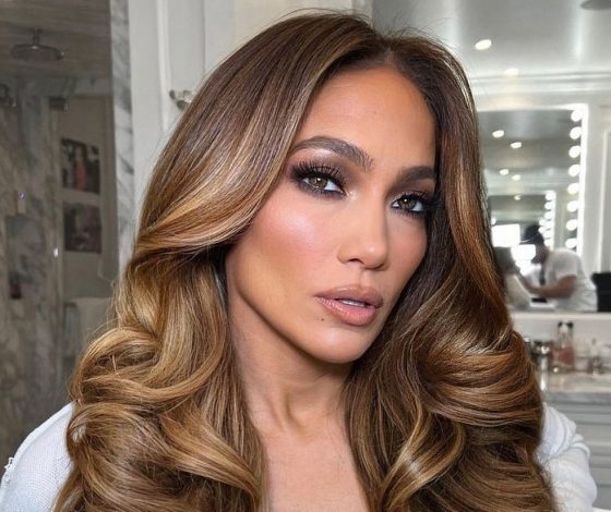 Визажистка Дженифер Лопес рассказала, как добиться эффекта «атласной» кожи