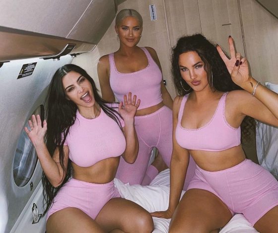 Пижамная вечеринка мечты: Ким Кардашьян отдыхает с подругами прямо на борту частного самолета