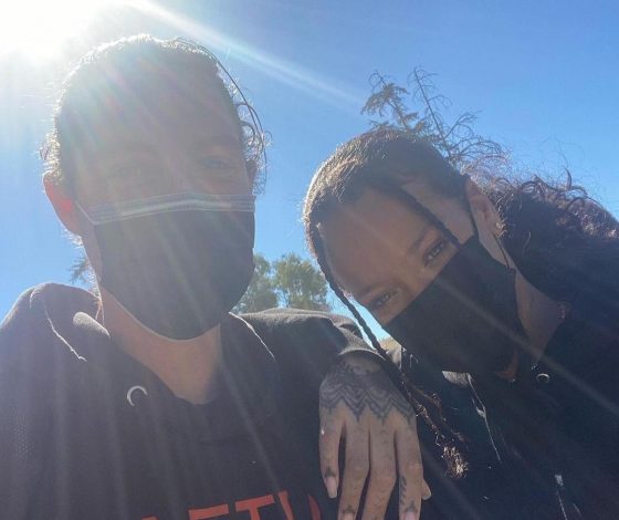 Беременная Рианна навестила ветеранов