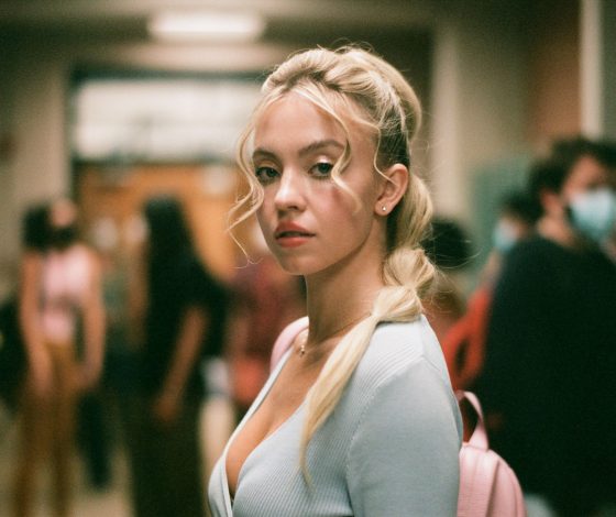 Звезда «Эйфории» Сидни Суини кардинально сменила образ: ее теперь не узнать