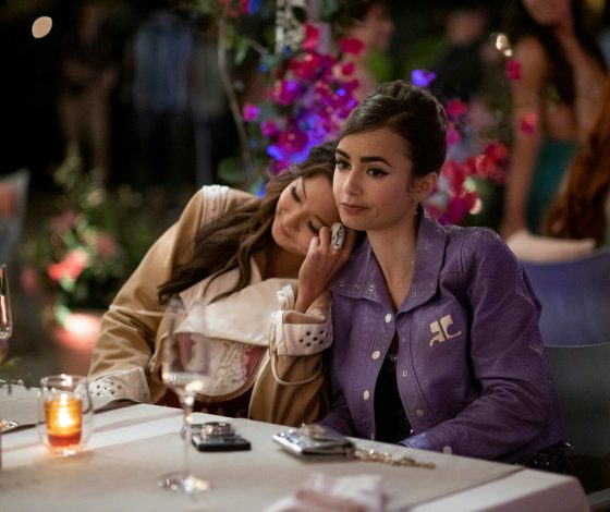 Актриса сериала «Эмили в Париже» Эшли Пак рассказала, что болела раком