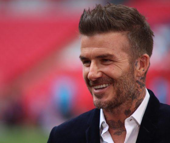 Дэвид Бекхэм и Остин Батлер подняли поваленное дерево, чтобы помочь людям