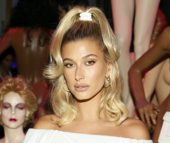 На Хейли Бибер выглядит модно даже самый спорный бьюти-тренд из 90-х. Вот доказательство