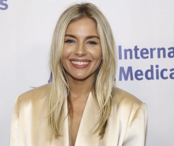 Редкий выход: Сиенну Миллер сняли на прогулке с 27-летним возлюбленным