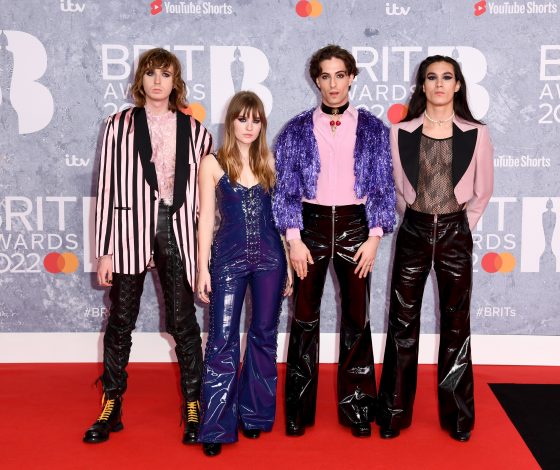 Блестящий успех Адель, яркие образы группы Måneskin и падение во время выступления: как прошла музыкальная премия BRIT Awards