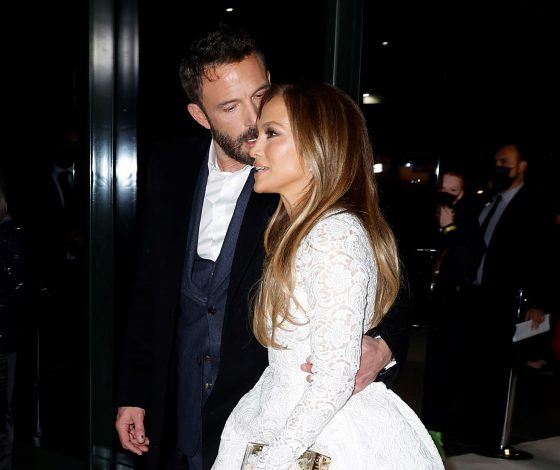 Дженнифер Лопес в белоснежном мини не скрывает чувств с Беном Аффлеком