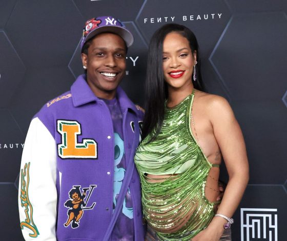 Кожаный топ и лавандовая шуба: новый образ беременной Рианны