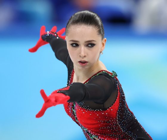 Камила Валиева впервые вышла на лед после дисквалификации