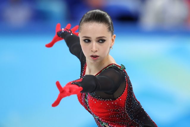 Камила Валиева впервые вышла на лед после дисквалификации