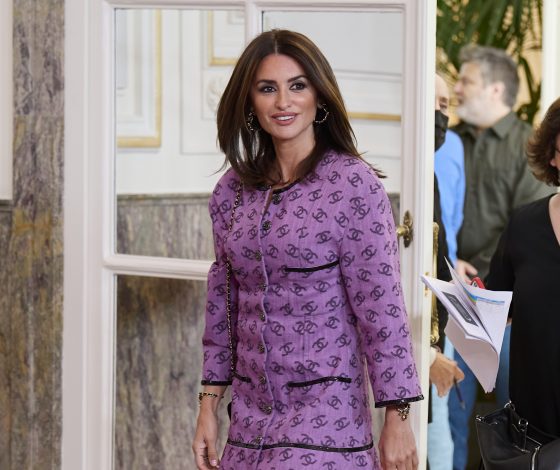 Все внимание на нее: 47-летняя Пенелопа Крус в ультракоротком платье