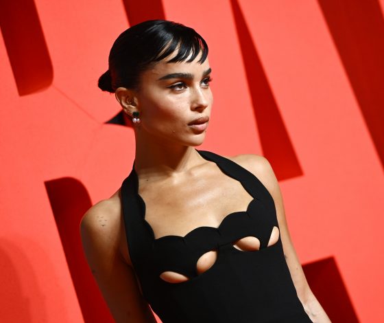 Зои Кравиц в платье с откровенными вырезами на премьере «Бэтмена»