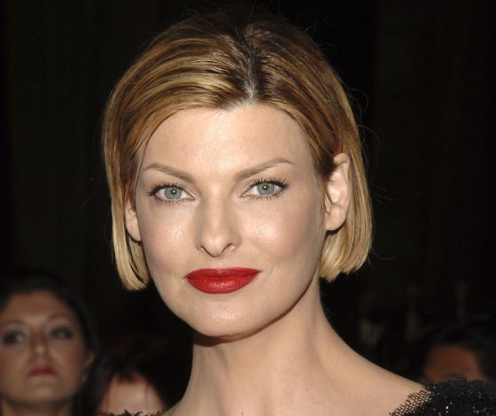 Линда Евангелиста впервые показала себя после того, как стала жертвой процедуры для похудения