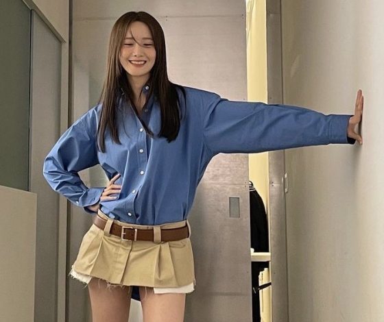 Ультракороткая юбка Miu Miu - самая трендовая вещь этого сезона: как ее носят Хейли Бибер, Зендея и Николь Кидман