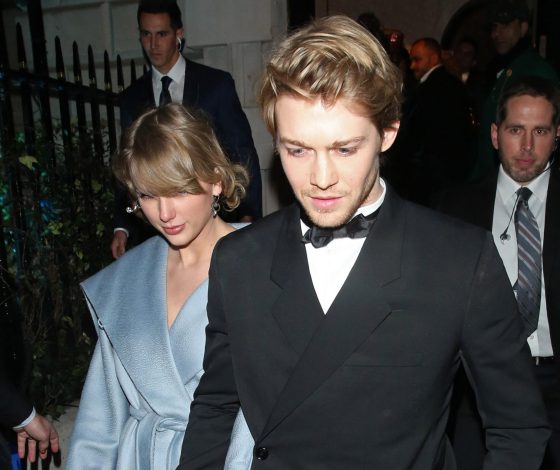 СМИ: Тейлор Свифт тайно обручилась с актером Джо Элвином