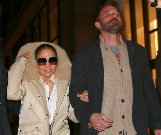 Дженнифер Лопес и Бен Аффлек показывают, как составить парный образ на прогулку зимой