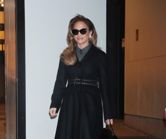 Роскошь во всем: Дженнифер Лопес вышла в необычном для себя образе